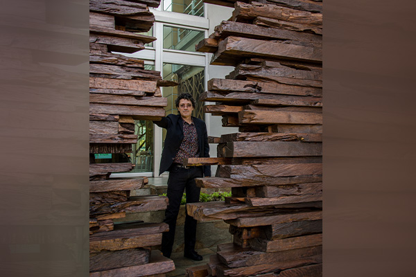 Una de sus obras más conocidas es Evidencia, realizada con 410,66 metros cúbicos de madera incautada por el Área Metropolitana del Valle de Aburrá entre 2011 y 2013. Foto: cortesía.