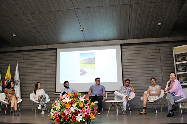 La profesora Suly María Quinchía presentó el libro en compañía de varios de los autores. Foto: Unimedios.