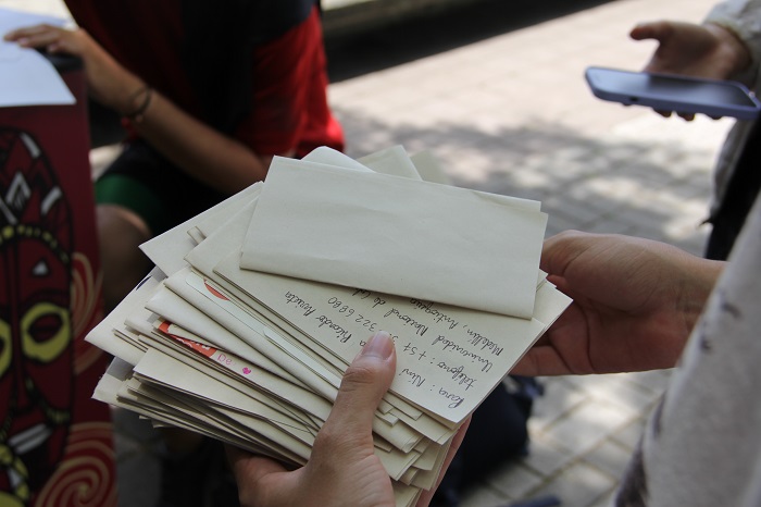 También se enviaron cartas a compañeros, estudiantes y profesores. Foto: Unimedios.