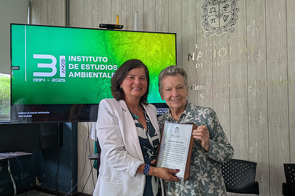 la profesora Francoise Coupé recibió una placa conmemorativa por sus aportes en la creación del IDEA. Foto Unimedios.