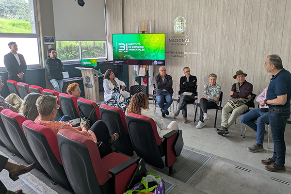 En medio de la celebración se hizo un conversatorio en torno a las experiencias y los retos del Instituto. Foto Unimedios.