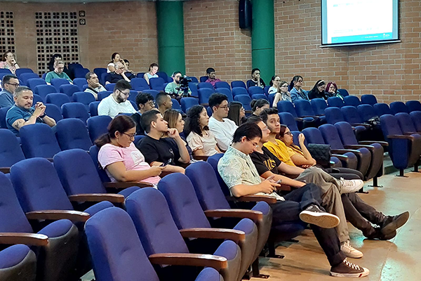 Las dudas de estudiantes, profesores y empleados se resolvieron durante el encuentro. Foto Unimedios Medellín.