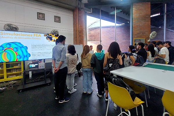 Los participantes además hicieron uso de los equipos y herramientas del MakerSpace, ubicado también en la Biblioteca. Foto Unimedios.