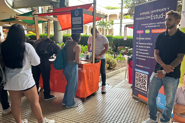Las ferias laborales y educativas congregaron a diversas instituciones de educación superior y más de 30 empresas con vacantes. Foto de Unimedios.