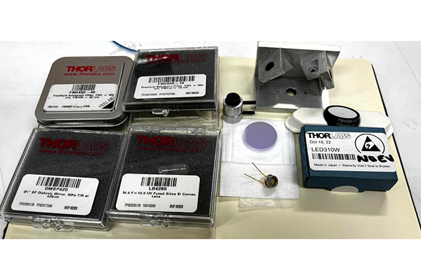 La cubierta del equipo sería en aluminio. Otros componentes son: luz LED como fuente de iluminación, sensores, filtros ópticos y microcontrolador. Foto cortesía de Miguel Ángel Garrido Tamayo.