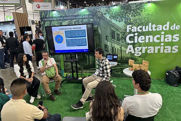 Las y los estudiantes también participaron exponiendo sus investigaciones. Foto Unimedios.