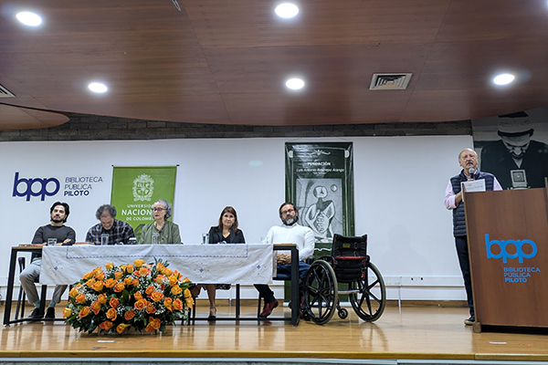 De izquierda a derecha, exdecanos profesor Yobenj Aucardo Chicangana Bayona y profesor Luis Javier Ortiz Mesa; exdecanas profesora Amparo Saldarriaga Klinkert y profesora Johanna Vázquez Velásquez y decano actual profesor Óscar Iván Calvo Isaza. En la moderación, profesor León Restrepo Mejía. Foto Unimedios Medellín.