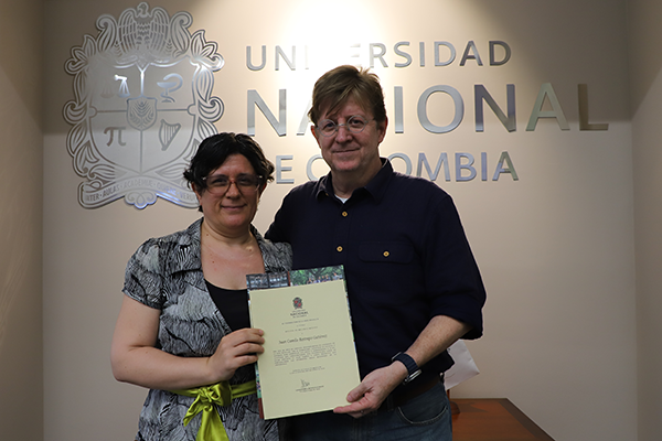 La vicerrectora Laura Carla hizo una moción de reconocimiento al profesor Juan Camilo por su gestión como vicerrector. Foto Unimedios Medellín