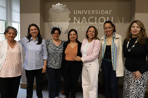 Cristina estuvo acompañada por su señora madre Margarita Pineda y compañeras de trabajo. Foto Unimedios