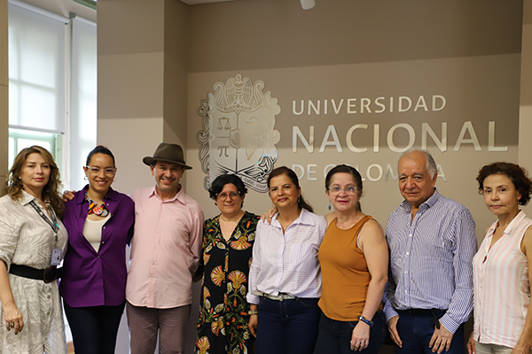 Compañeros de trabajo y una de sus familiares acompañaron a la profesora Luz Dinora en este importante momento. Foto Unimedios Medellín.