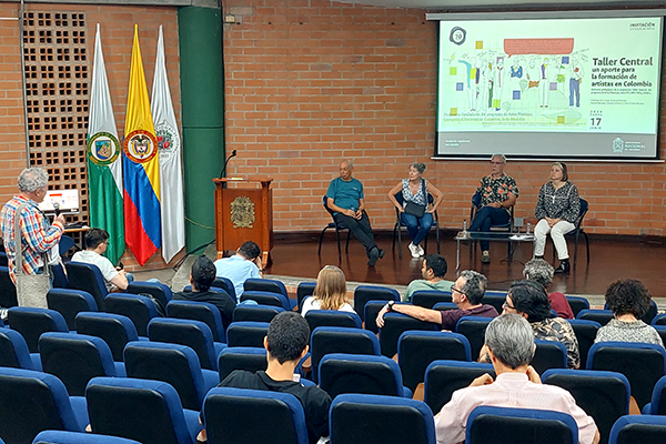 Durante la socialización de la investigación se realizó un conversatorio entre los egresados, fundadores y profesores de la Escuela de Artes. Foto Unimedios.