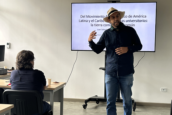 Juan Sebastián Barrera Montealegre, de la Universidad Tecnológica de Pereira, durante su conferencia el primer día del Encuentro. Foto de Unimedios.