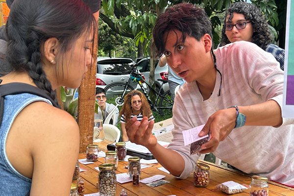 Además de conferencias y talleres, hubo mercado local y exposición de semillas. Foto de Unimedios.