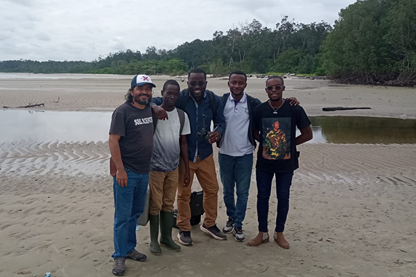 Trabajo de campo con estudiantes en ecosistemas de manglar en Cabo Esterias en la costa atlántica gabonesa. Foto cortesía de Juan Carlos Loaiza Úsuga.