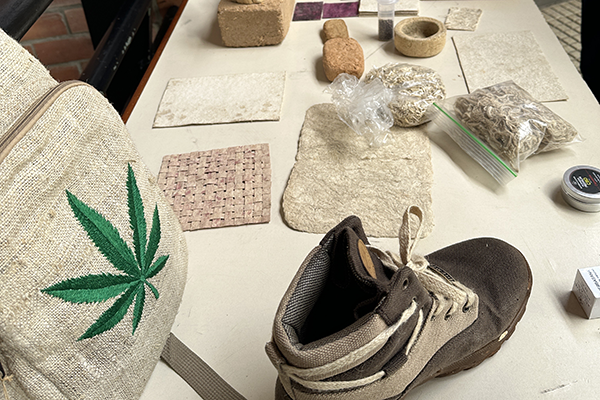 En el evento hubo muestra de productos elaborados a partir del cannabis. Foto de Unimedios.