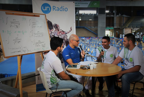 El Concurso de Integrales fue transmitido en vivo por UN Radio Medellín (100.4 FM) y por el Facebook Live de la Sede.