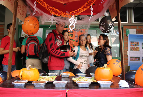 Los estudiantes de inglés compartieron aspectos gastronómicos y culturales relacionados con la celebración del Halloween.