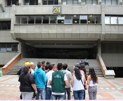 Los padres y los estudiantes realizaron un recorrido por el campus.