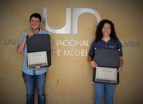 Daniel Cano y Eliana León, estudiantes de Ingeniería Física.