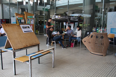 En el corredor externo de la Biblioteca Efe Gómez se ubicaron los prototipos para que la comunidad disfrutara de ellos.