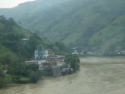 El taponamiento de uno de los túneles y su posterior descarga aumentó el caudal de río Cauca generando inundaciones en localidades como Puerto Valdivia.