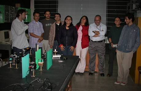 Reunión con estudiantes, Laboratorio de Óptica, Universidad Nacional de Colombia Sede Bogotá, 2005. Foto cortesía.