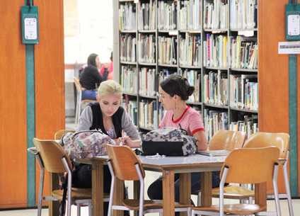 La comunidad universitaria de la U.N. Sede Medellín prefiere los libros físicos por encima de los textos electrónicos.