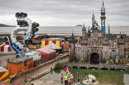 En 2015 el proyecto artístico Dismaland, del artista inglés Banksy, propuso una crítica a Disneyland desde la ironía. Foto tomada de: http://www.earthlymission.com/banksys-dismaland-is-closed-but-now-you-can-take-a-360-tour-in-4k/