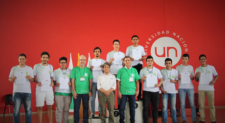 Organizadores del Concurso en compañía de los 10 mejores participantes.