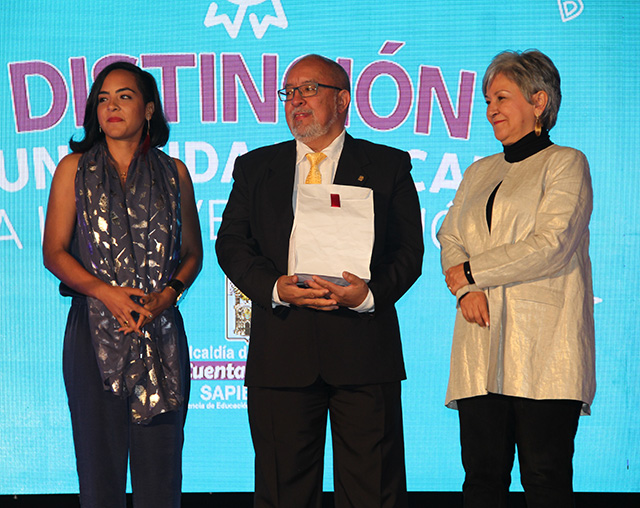 Román Castañeda Sepúlveda, docente de la Escuela de Física de la Facultad de Ciencias recibió el Premio a Una Vida Dedicada a la Investigación en los Premios Medellín Investiga 2018.