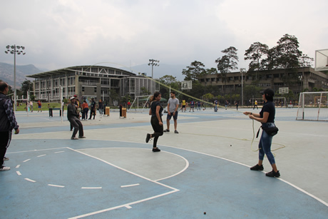 Los estudiantes extranjeros, que realizan intercambios en 33 instituciones que conforman el Nodo Occidente de la RCI, disfrutaron de actividades deportivas y culturales en el Campus El Volador de la U.N. Sede Medellín.