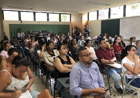Estudiantes y padres de familia de la Institución Educativa José Asunción Silva de Medellín conocieron la oferta académica de la Sede. Foto: cortesía Centro de Educación Continua y Permanente e Idiomas.