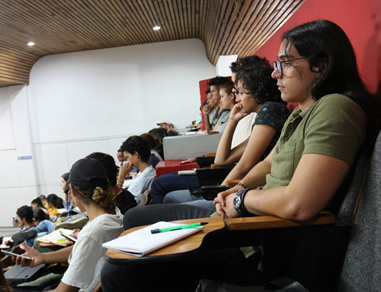 La conferencia fue una iniciativa de la Escuela de Artes de la Facultad de Arquitectura.