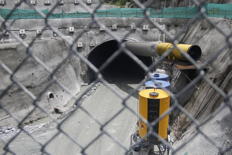 Una de las salidas del Túnel del Nus que se construye paralelamente bajo el Túnel de la Quiebra siguiendo su trazado.