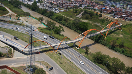 El diseño del puente ciclo peatonal entre el complejo deportivo de Bello y el otro lado del río Medellín, también fue un proyecto liderado por él. Foto cortesía.