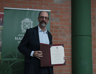 El profesor Farbiarz recibió varios reconocimientos por su trabajo, el último fue la distinción por Docencia Excepcional que le entregó la Facultad de Minas.