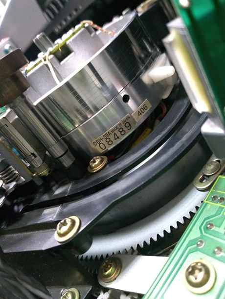 Detalle de la cabeza de una máquina reproductora de video que es parte de los equipos del Laboratorio de Fuentes Históricas.