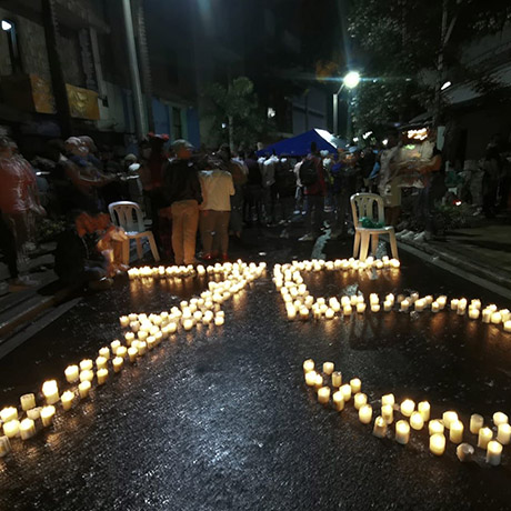 En la velatón cultural los asistentes recordaron a las 75 personas LGBTI asesinadas durante el 2020 en el país. Foto: cortesía Alianza Social LGBTI.