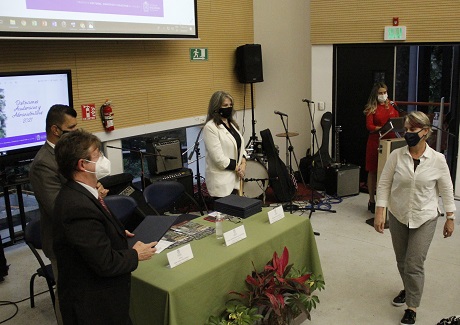 María Eugenia Aristizábal, funcionaria de la Facultad de Ciencias, recibió la Medalla Manuel Ancízar. Foto: Unimedios.