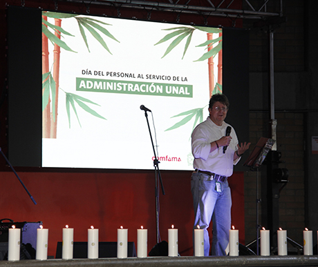 El vierrector Juan Camilo Restrepo Gutiérrez celebró el reencuentro y agradeció el compromiso del personal administrativo. Foto: Unimedios.
