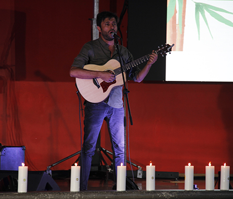 Adrián Parada, músico y comediante. Foto: Unimedios.