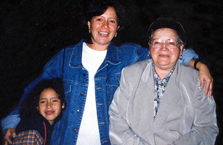 María Piedad León en el centro, en compañía de su madre e hija. Foto: cortesía María Piedad León.