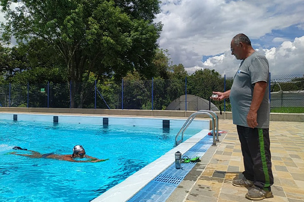 A sus nadadores les hace sugerencias y les da instrucciones amablemente. Foto: Unimedios.