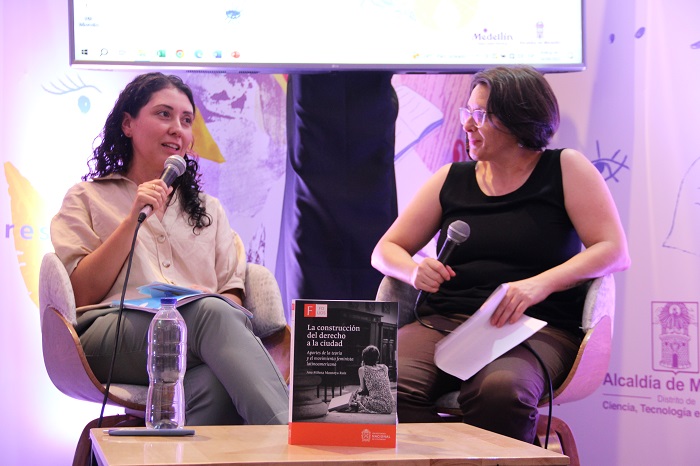 Ana Milena Montoya Ruiz habló sobre su libro con la profesora Ruth López Oseira, de la Facultad de Ciencias Sociales y Económicas. Foto: Unimedios.