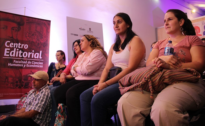 El público se mantuvo atento e interesado a los temas que se abordaron con respecto a los contenidos de los libros. Foto: Unimedios.