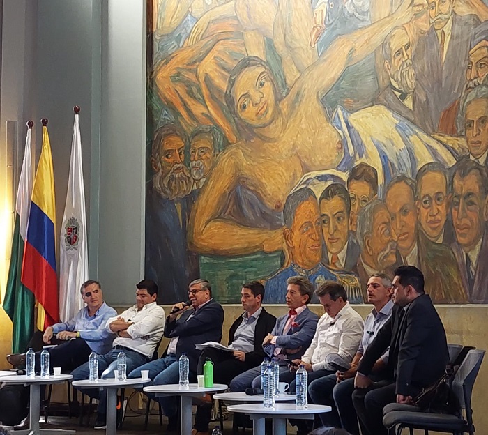De izquierda a derecha: Mauricio Tobón, Juan Diego Gómez, Jorge Gómez, Cristian Halaby, Luis Pérez, Eugenio Prieto, Andrés Julián Rendón, Robinson Giraldo. Foto Unimedios.
