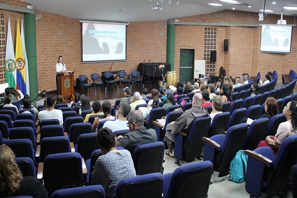Al primer Conversatorio: Perspectiva y multidimensionalidad de la libertad religiosa, asistieron líderes y personas de diversas creencias en el país. Foto Unimedios.