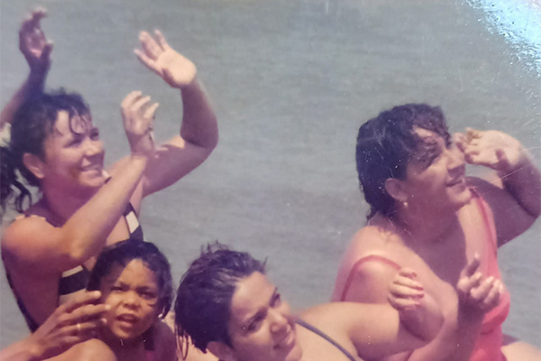 Con sus amigas disfruta pasear. Cortesía Vilma Ardila.