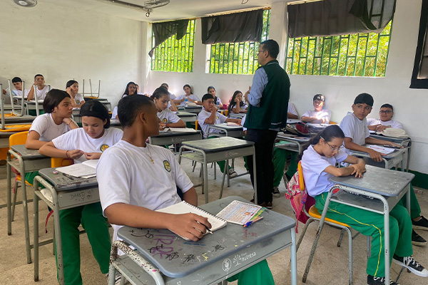 Para conocer toda la oferta del Centro de Educación Continua y Permanente, se pueden consultar sus redes sociales: Facebook y Twitter: @educontinuaun, Instagram @educontinuaunalmed y  línea de WhatsApp +57 324 224 6274