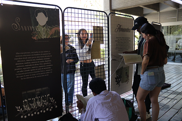 Los espectadores pueden interactuar con la exposición, observar fotografías y escribir cartas de amor o desamor. Foto Unimedios.